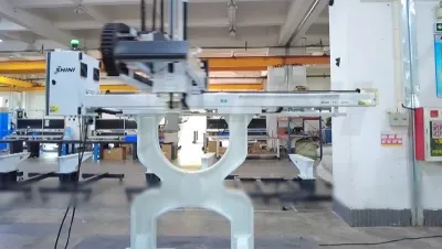 Robot Dùng Cho Máy Ép Nhựa Năm Trục