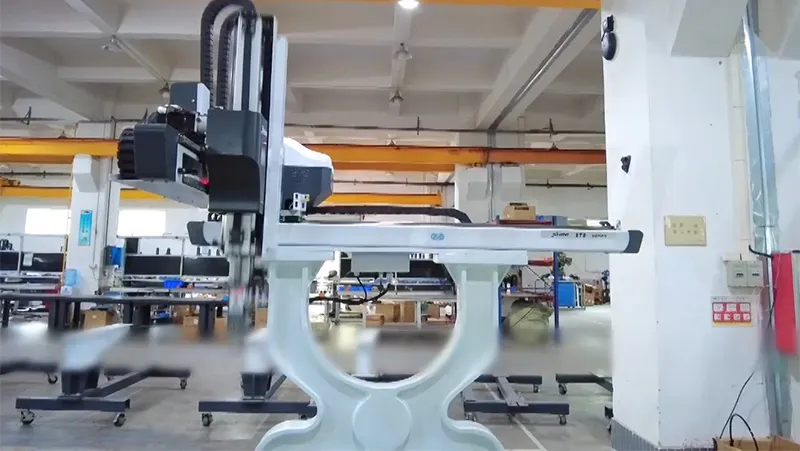 Robot Dùng Cho Máy Ép Nhựa Ba Trục/Năm Trục